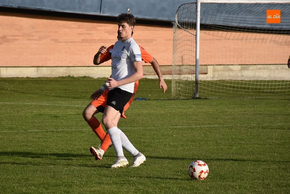 Foto 7 - El Ciudad Rodrigo pierde con pol&eacute;mica un partido de 3 tiempos y se queda contra las cuerdas
