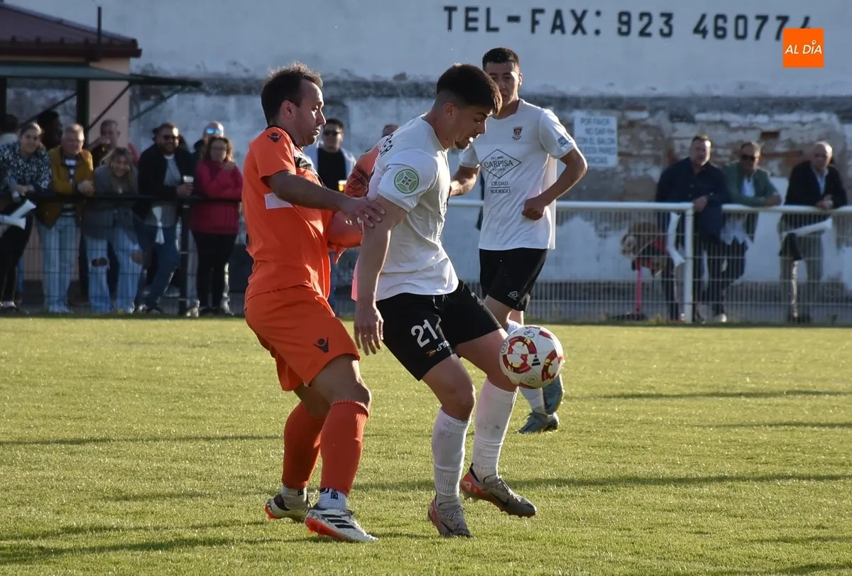 Foto 8 - El Ciudad Rodrigo pierde con pol&eacute;mica un partido de 3 tiempos y se queda contra las cuerdas