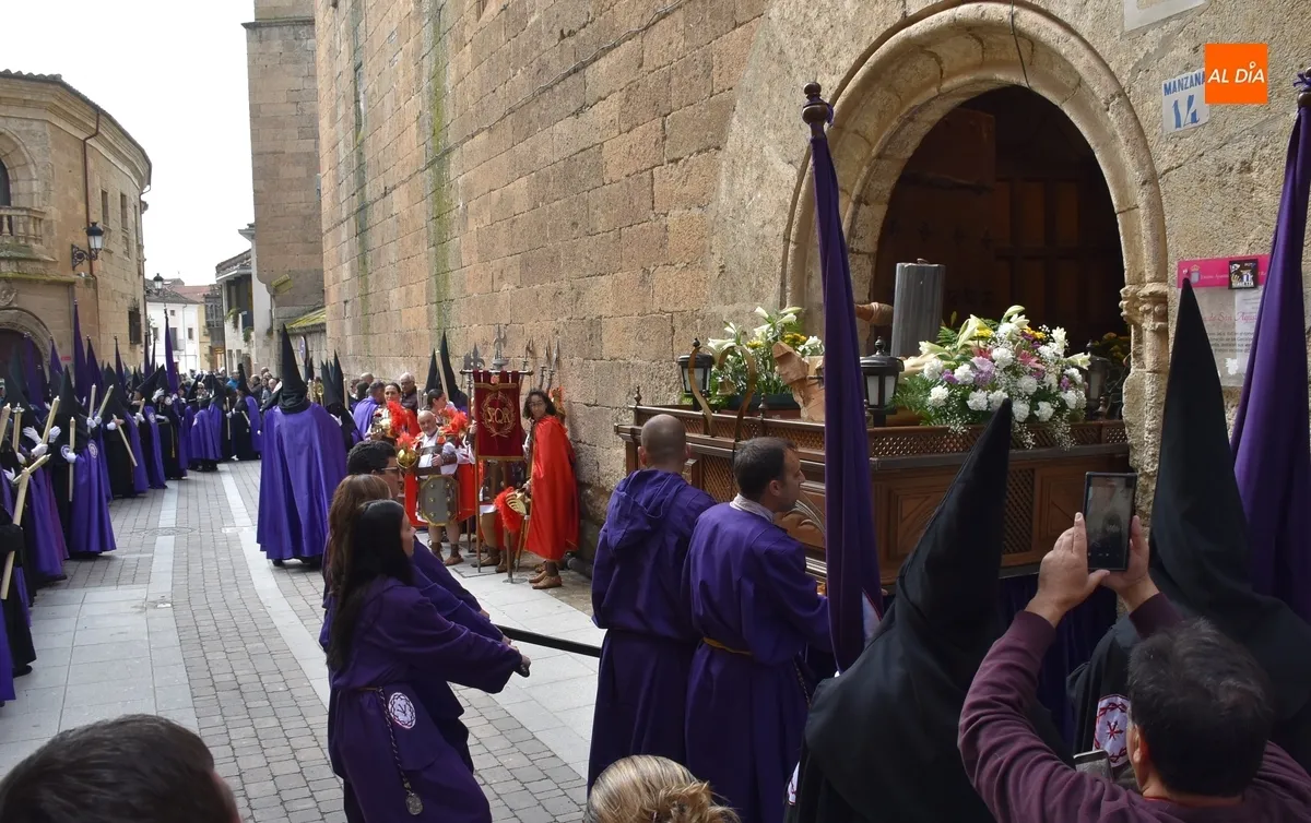 Foto 2 - Una nueva hornada de costaleros se estrena en el Paso a la Agon&iacute;a del Nazareno, cuya banda crece 