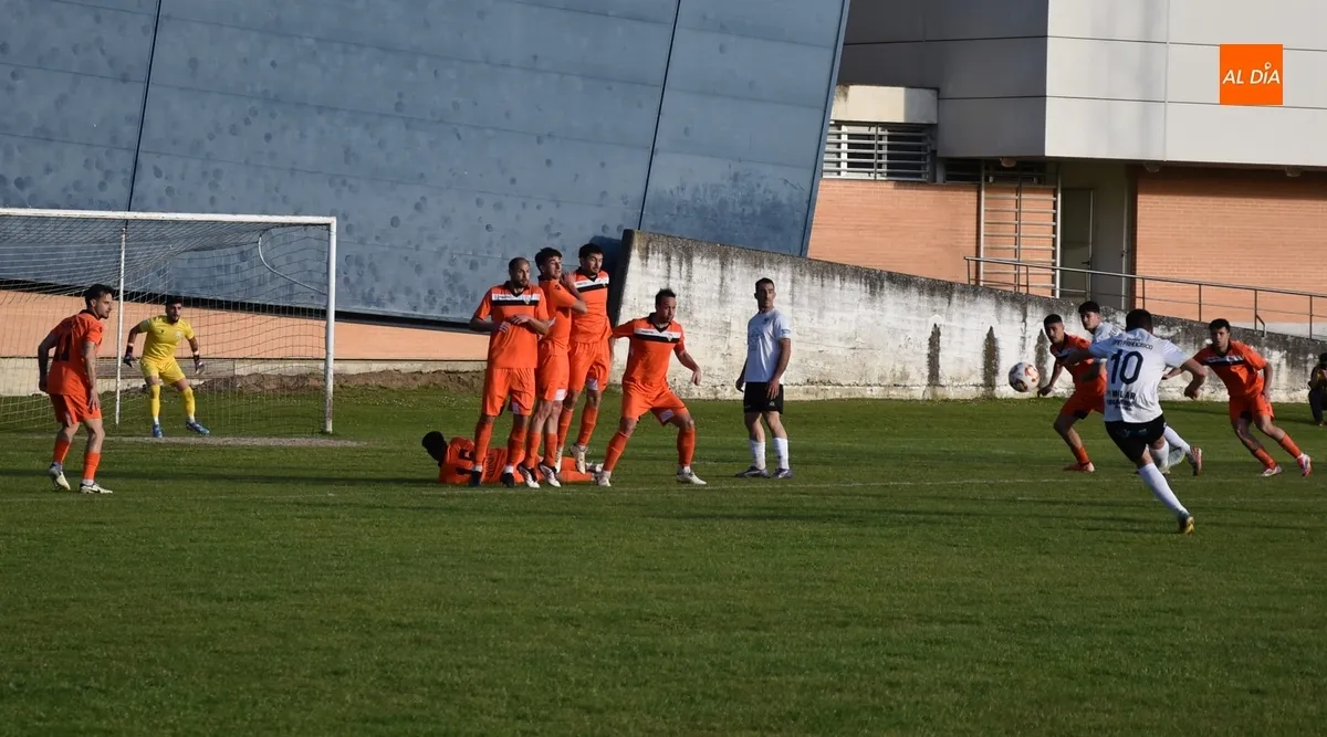 Foto 9 - El Ciudad Rodrigo pierde con pol&eacute;mica un partido de 3 tiempos y se queda contra las cuerdas