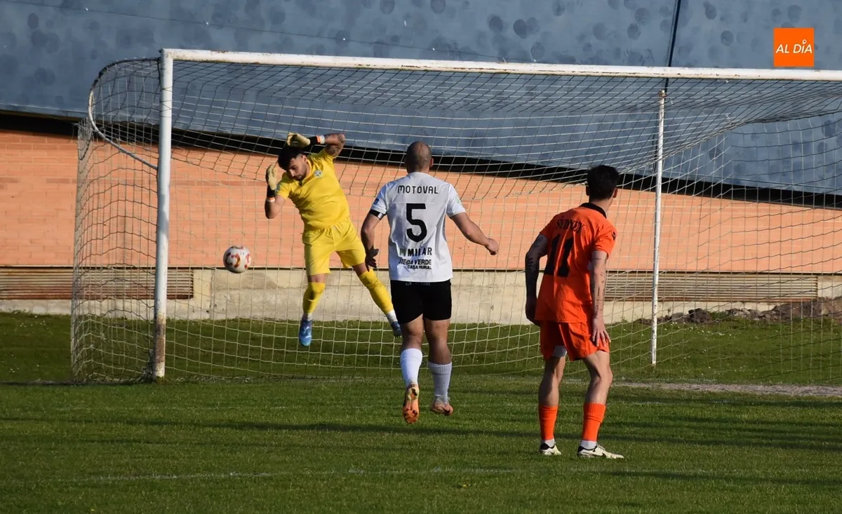Foto 10 - El Ciudad Rodrigo pierde con pol&eacute;mica un partido de 3 tiempos y se queda contra las cuerdas