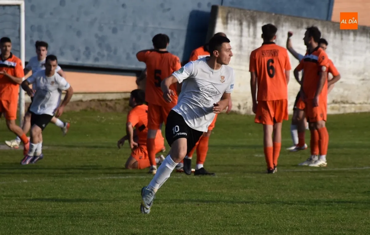 Foto 11 - El Ciudad Rodrigo pierde con pol&eacute;mica un partido de 3 tiempos y se queda contra las cuerdas