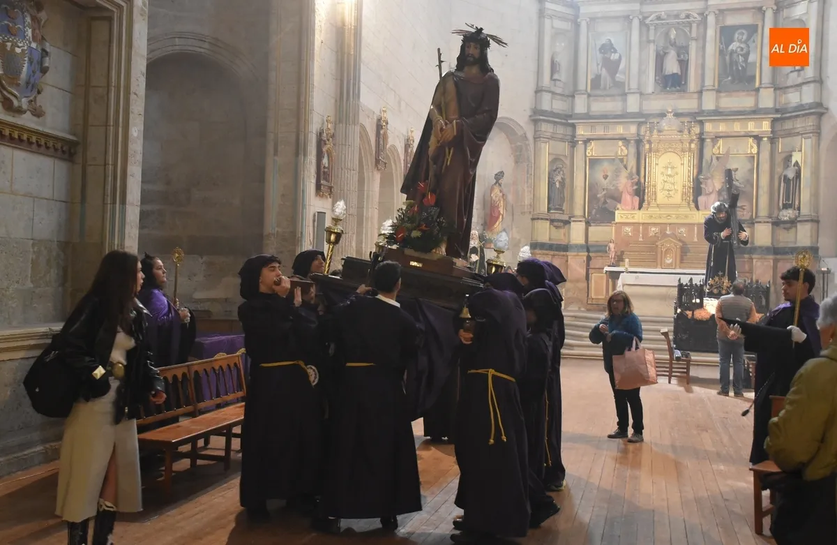 Foto 3 - Una nueva hornada de costaleros se estrena en el Paso a la Agon&iacute;a del Nazareno, cuya banda crece 