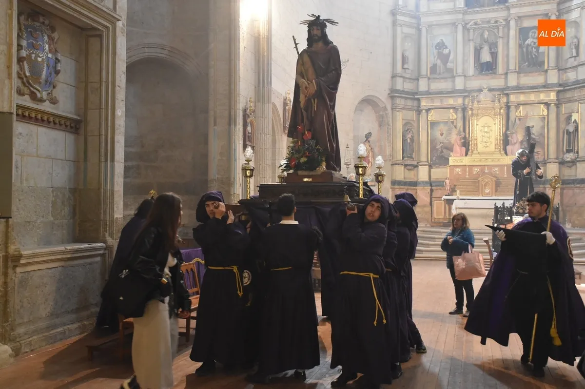 Foto 4 - Una nueva hornada de costaleros se estrena en el Paso a la Agon&iacute;a del Nazareno, cuya banda crece 