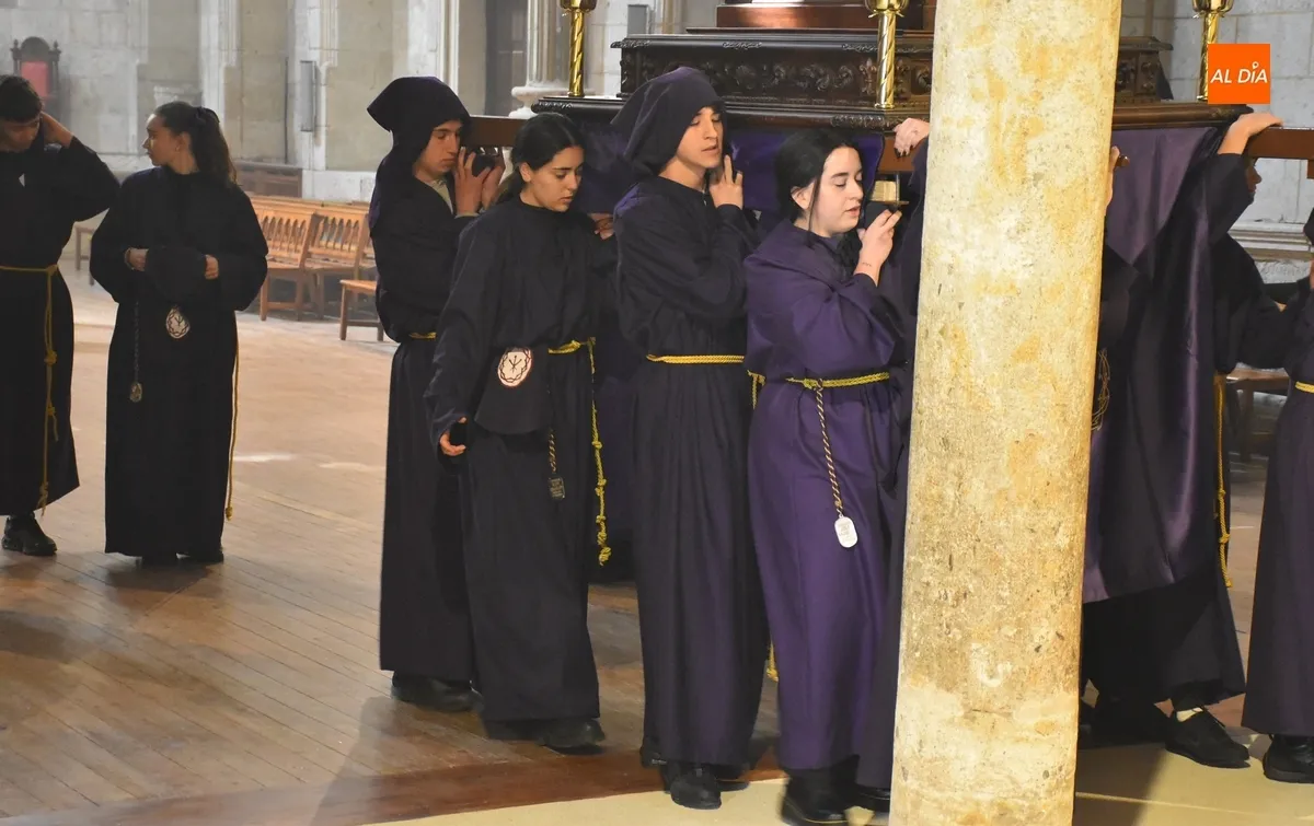 Foto 6 - Una nueva hornada de costaleros se estrena en el Paso a la Agon&iacute;a del Nazareno, cuya banda crece 