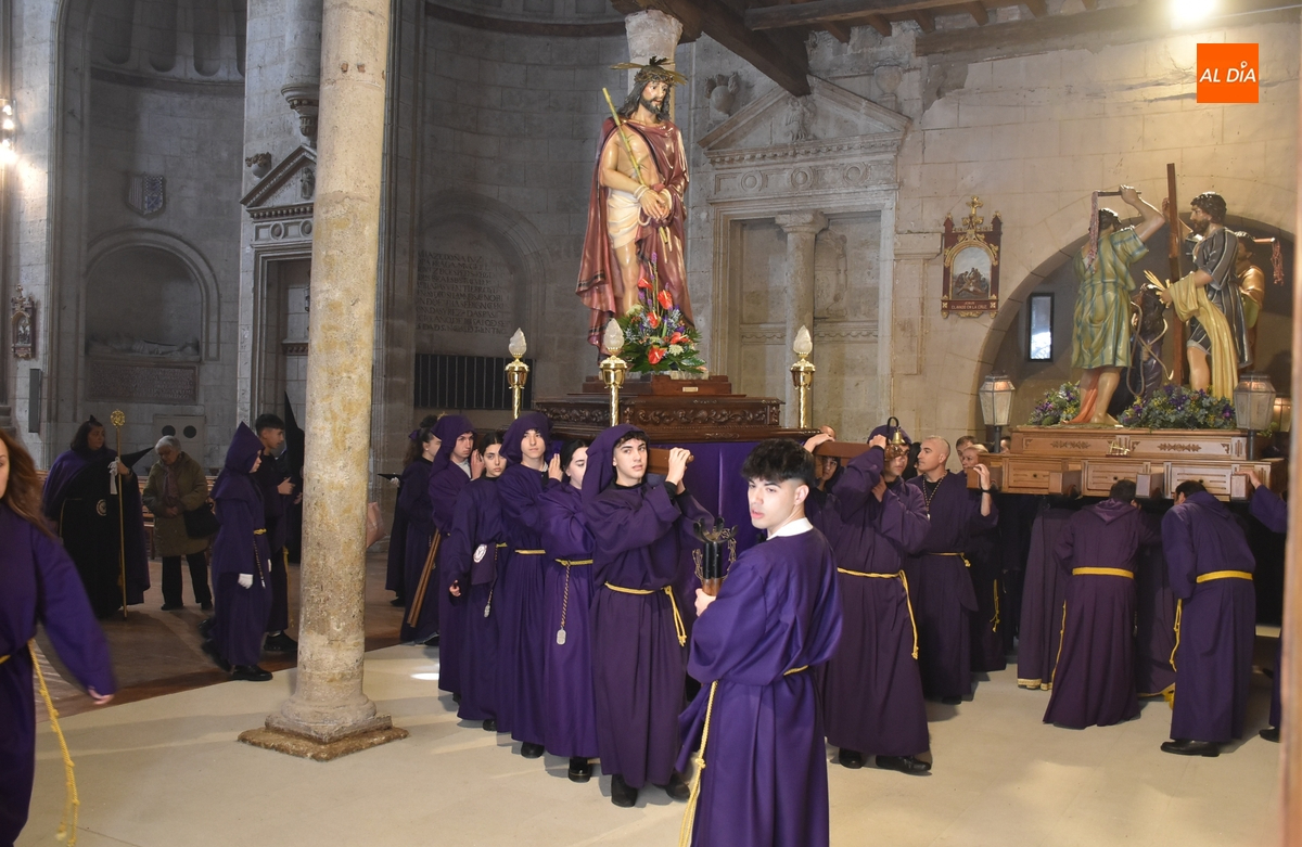 Una nueva hornada de costaleros se estrena en el Paso a la Agonía del Nazareno, cuya banda crece 