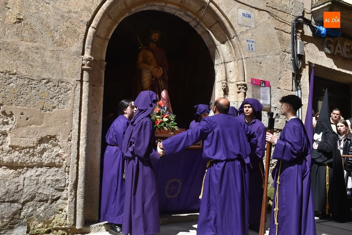 Foto 7 - Una nueva hornada de costaleros se estrena en el Paso a la Agon&iacute;a del Nazareno, cuya banda crece 