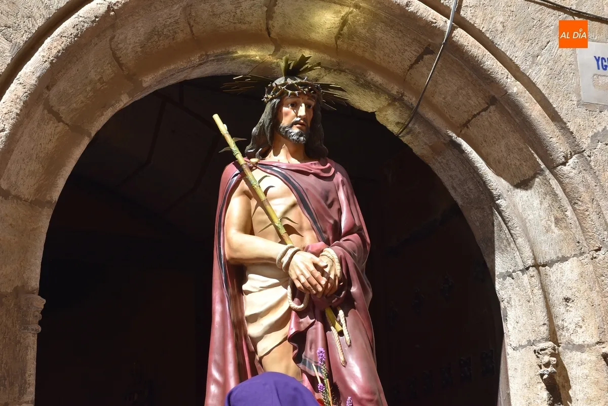 Foto 8 - Una nueva hornada de costaleros se estrena en el Paso a la Agon&iacute;a del Nazareno, cuya banda crece 