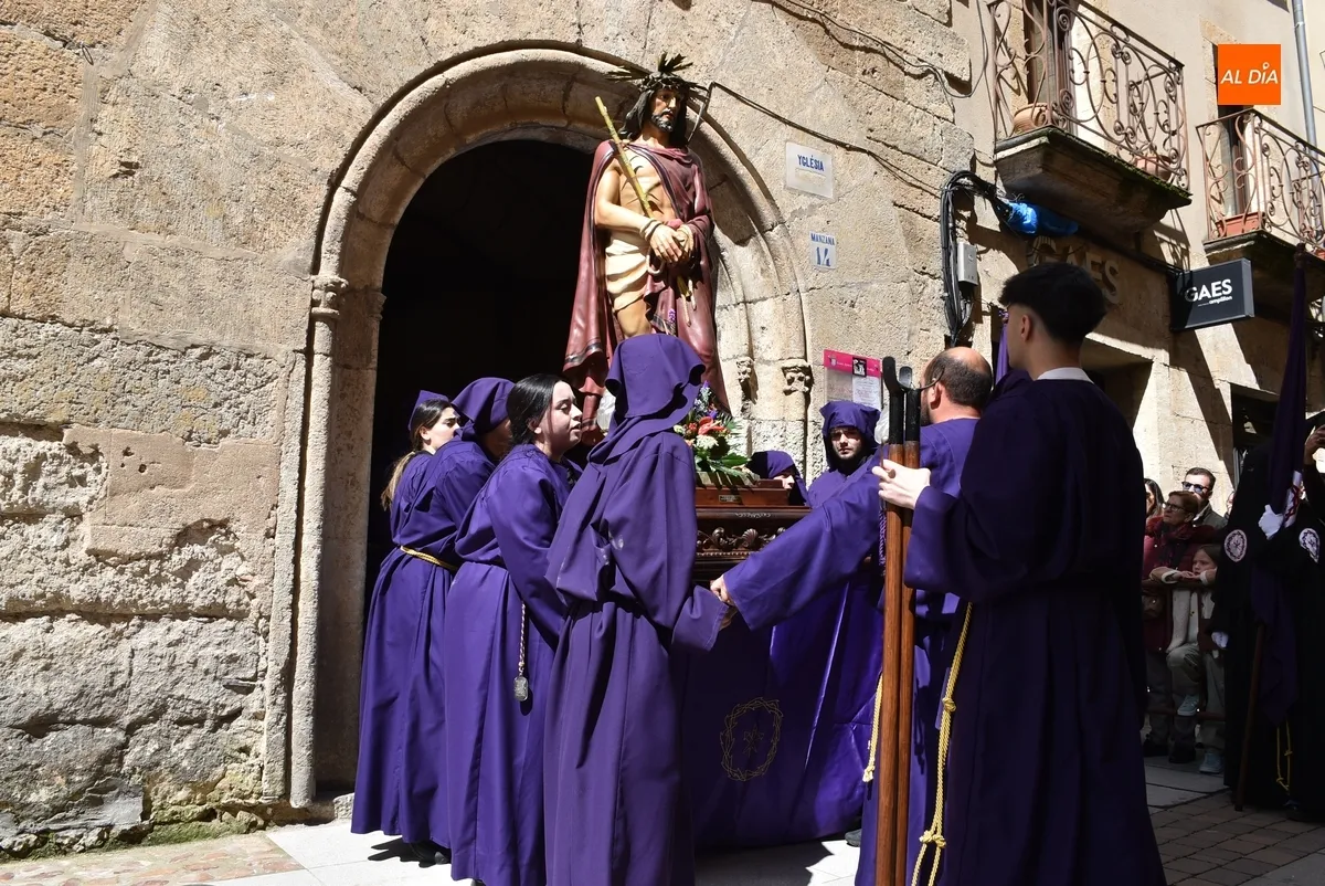 Foto 10 - Una nueva hornada de costaleros se estrena en el Paso a la Agon&iacute;a del Nazareno, cuya banda crece 
