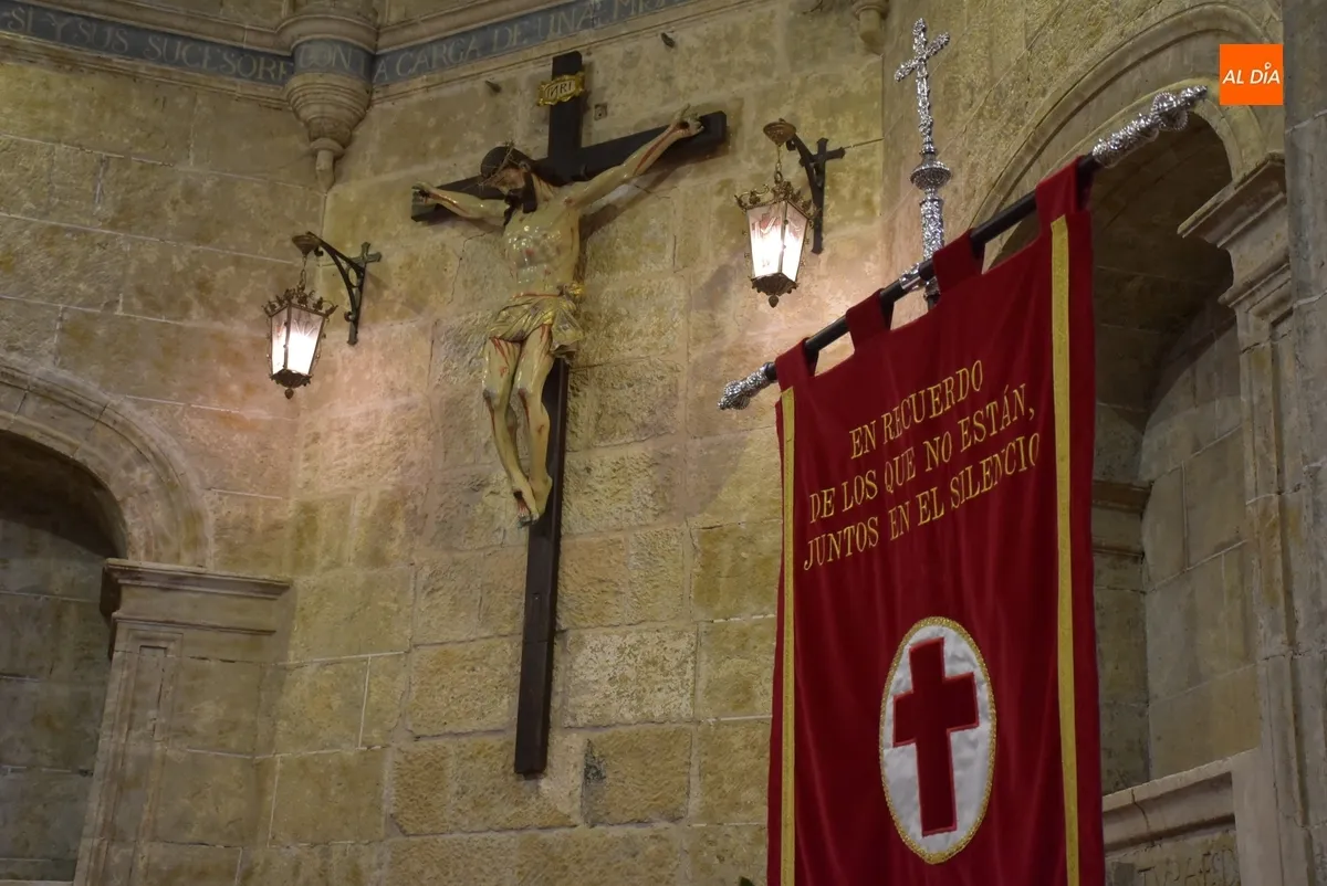Foto 2 - El Cristo del Silencio protagoniza el cl&aacute;sico Besapi&eacute;s en su retorno a San Pedro-San Isidoro