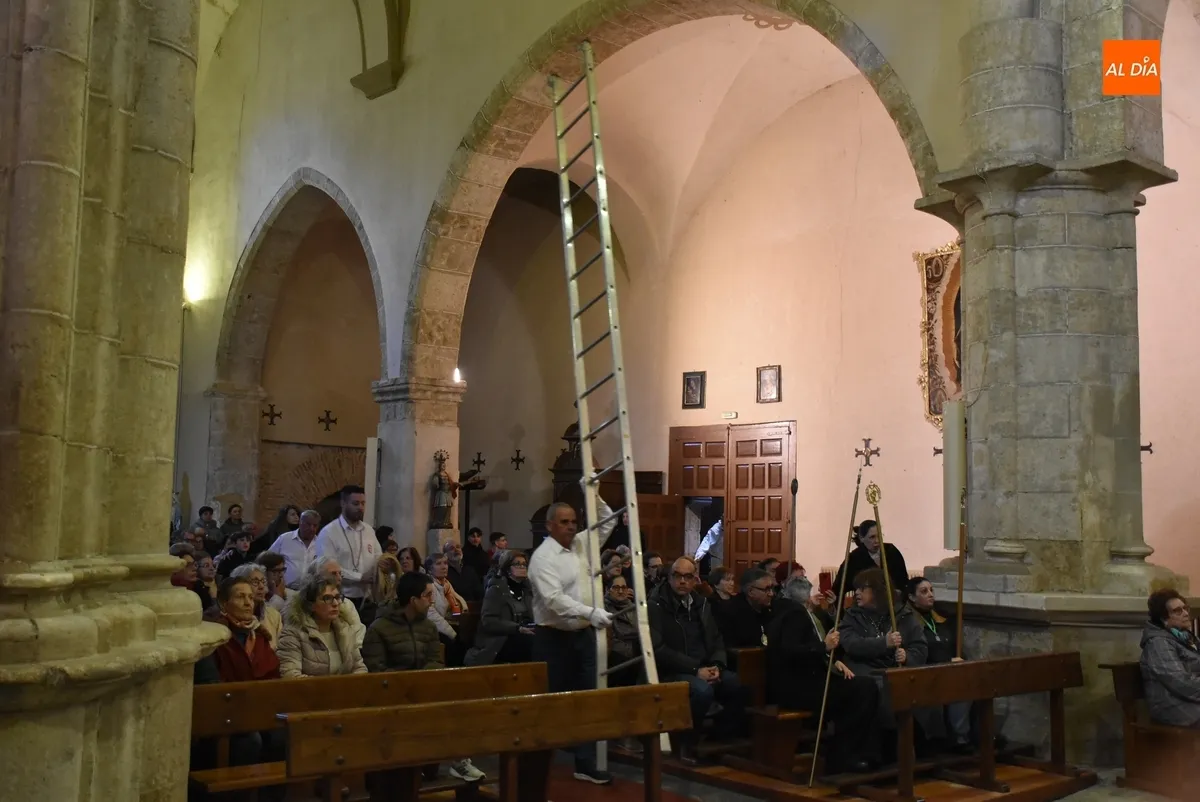 Foto 3 - El Cristo del Silencio protagoniza el cl&aacute;sico Besapi&eacute;s en su retorno a San Pedro-San Isidoro