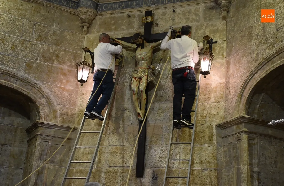 Foto 4 - El Cristo del Silencio protagoniza el cl&aacute;sico Besapi&eacute;s en su retorno a San Pedro-San Isidoro
