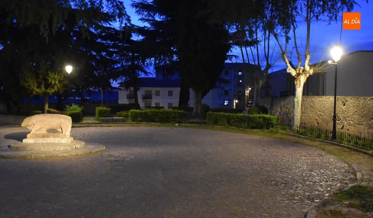 Foto 4 - El Verraco y toda la Plaza del Castillo abandonan la penumbra en la que se encontraban