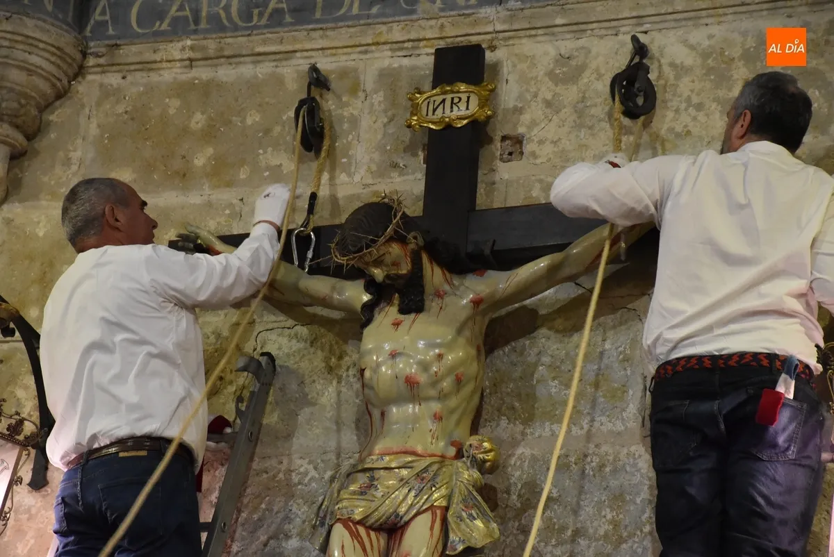 Foto 5 - El Cristo del Silencio protagoniza el cl&aacute;sico Besapi&eacute;s en su retorno a San Pedro-San Isidoro