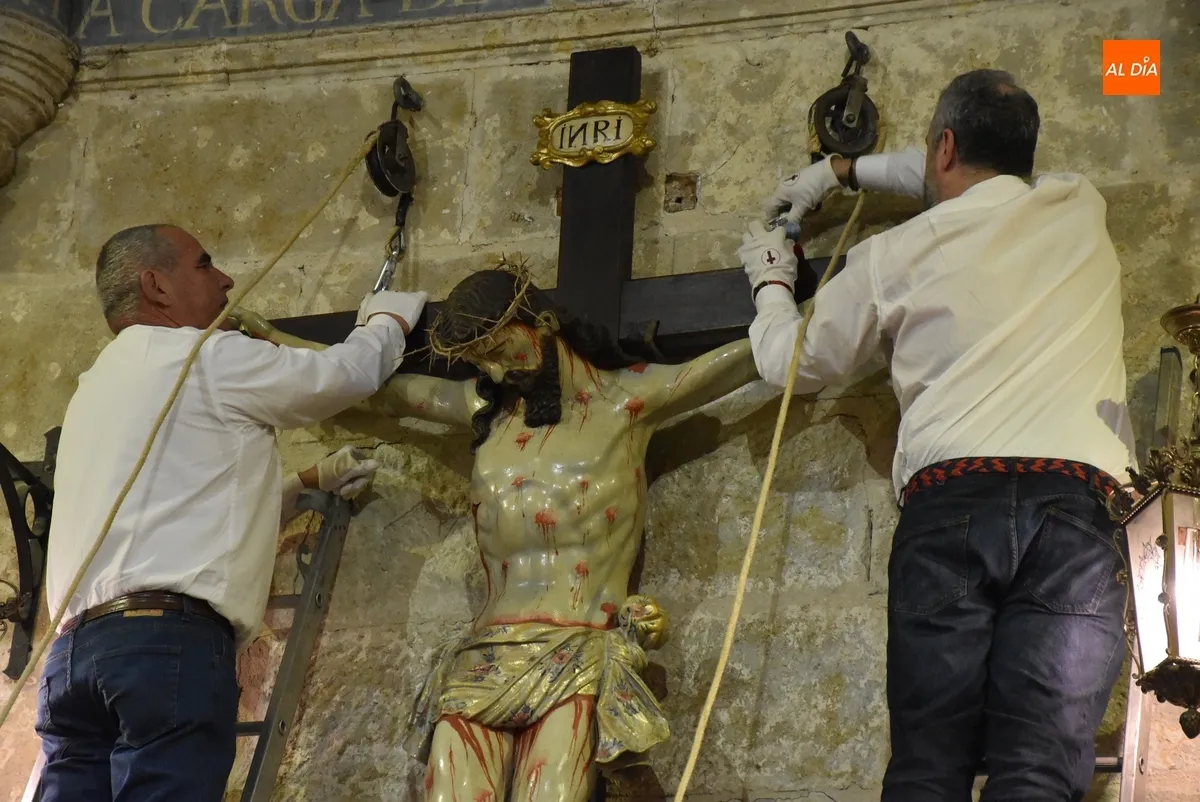 Foto 6 - El Cristo del Silencio protagoniza el cl&aacute;sico Besapi&eacute;s en su retorno a San Pedro-San Isidoro