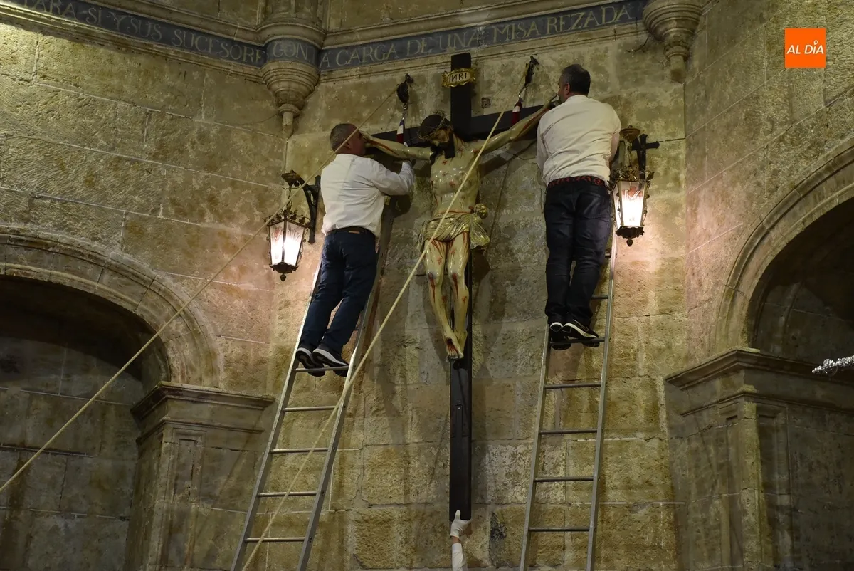 Foto 7 - El Cristo del Silencio protagoniza el cl&aacute;sico Besapi&eacute;s en su retorno a San Pedro-San Isidoro