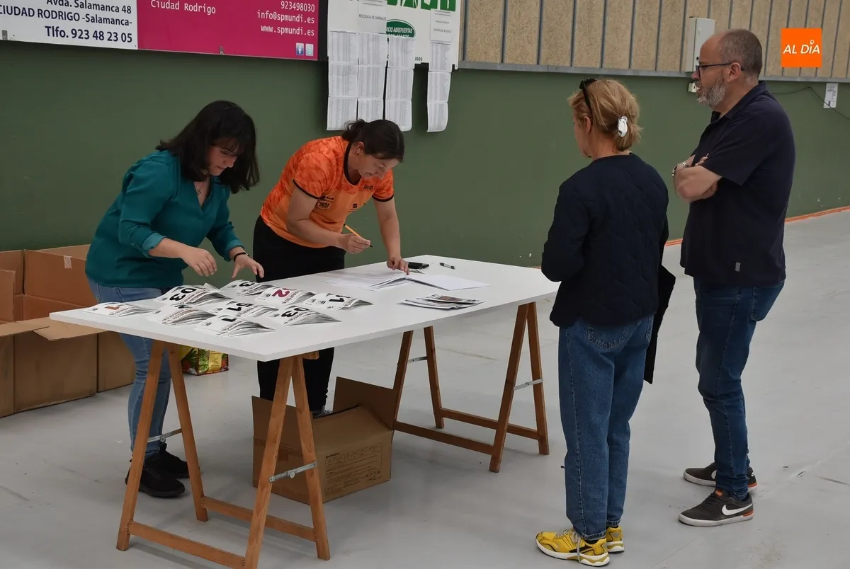 Foto 5 - Prosigue en Conde de Fox&aacute; el reparto de dorsales y camisetas para la Media Marat&oacute;n