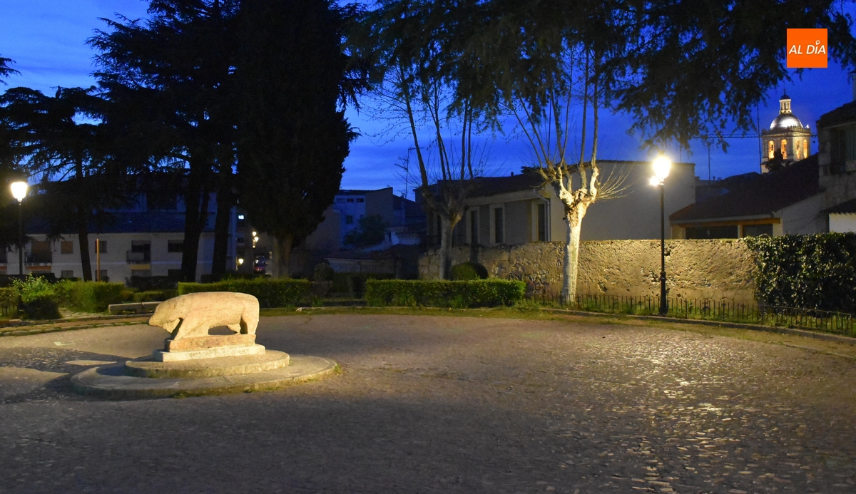 El Verraco y toda la Plaza del Castillo abandonan la penumbra en la que se encontraban