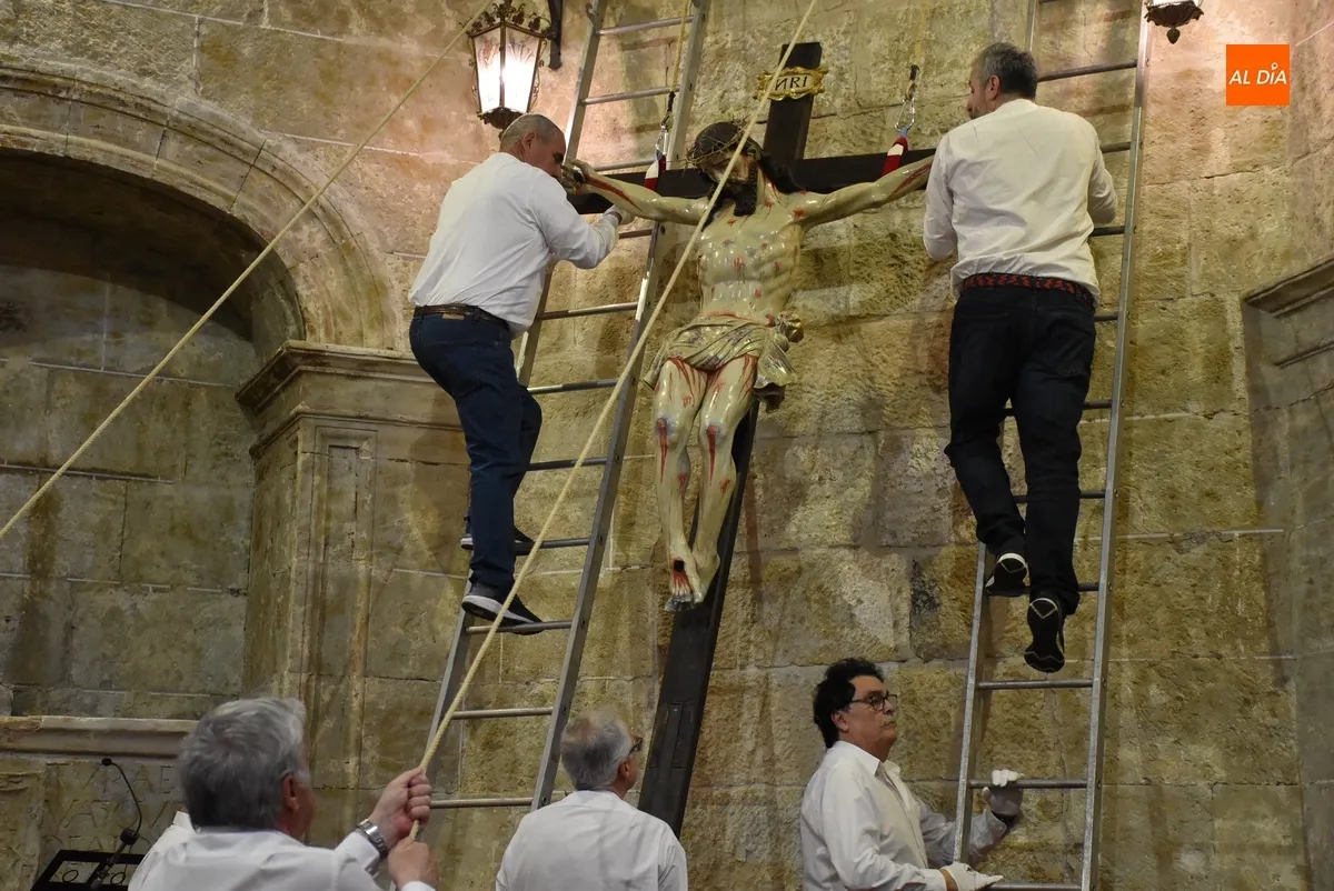 Foto 9 - El Cristo del Silencio protagoniza el cl&aacute;sico Besapi&eacute;s en su retorno a San Pedro-San Isidoro