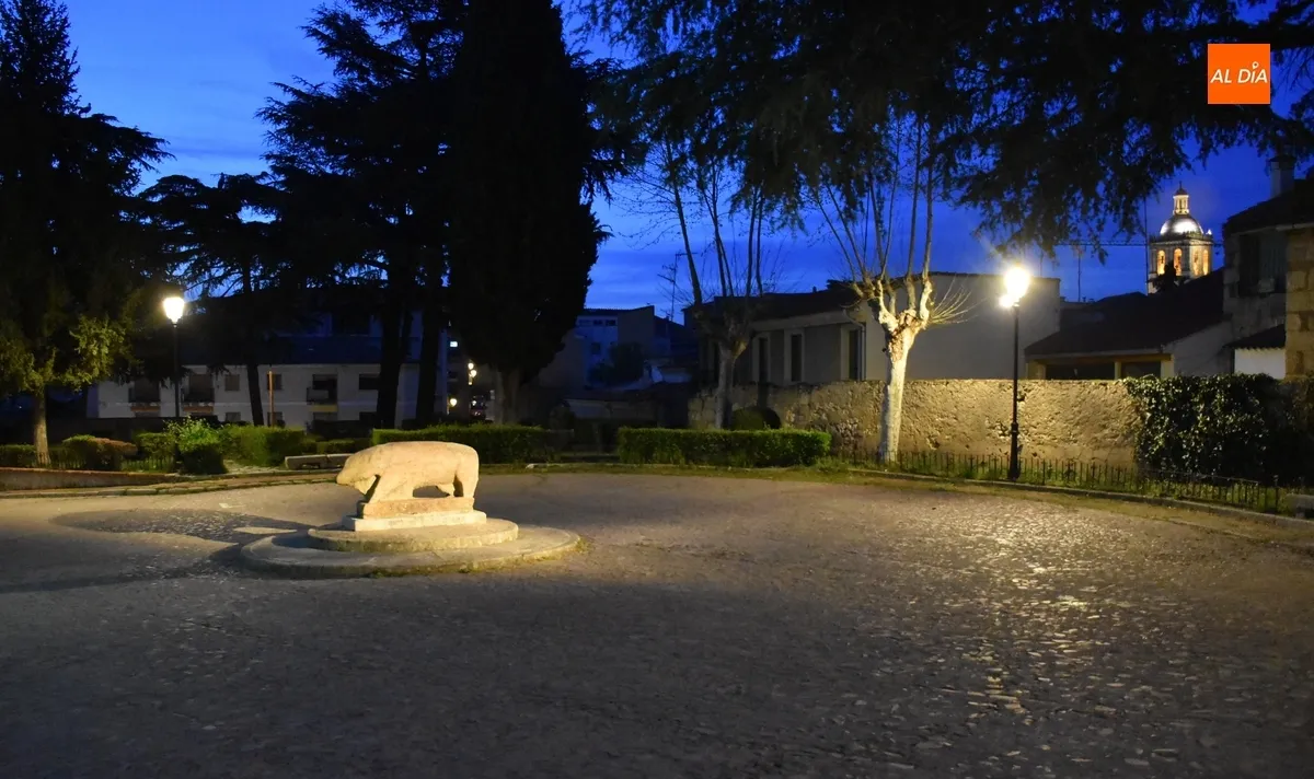 Foto 5 - El Verraco y toda la Plaza del Castillo abandonan la penumbra en la que se encontraban