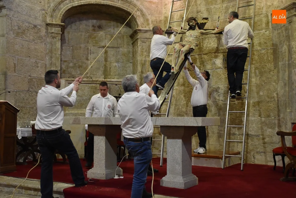 Foto 10 - El Cristo del Silencio protagoniza el cl&aacute;sico Besapi&eacute;s en su retorno a San Pedro-San Isidoro