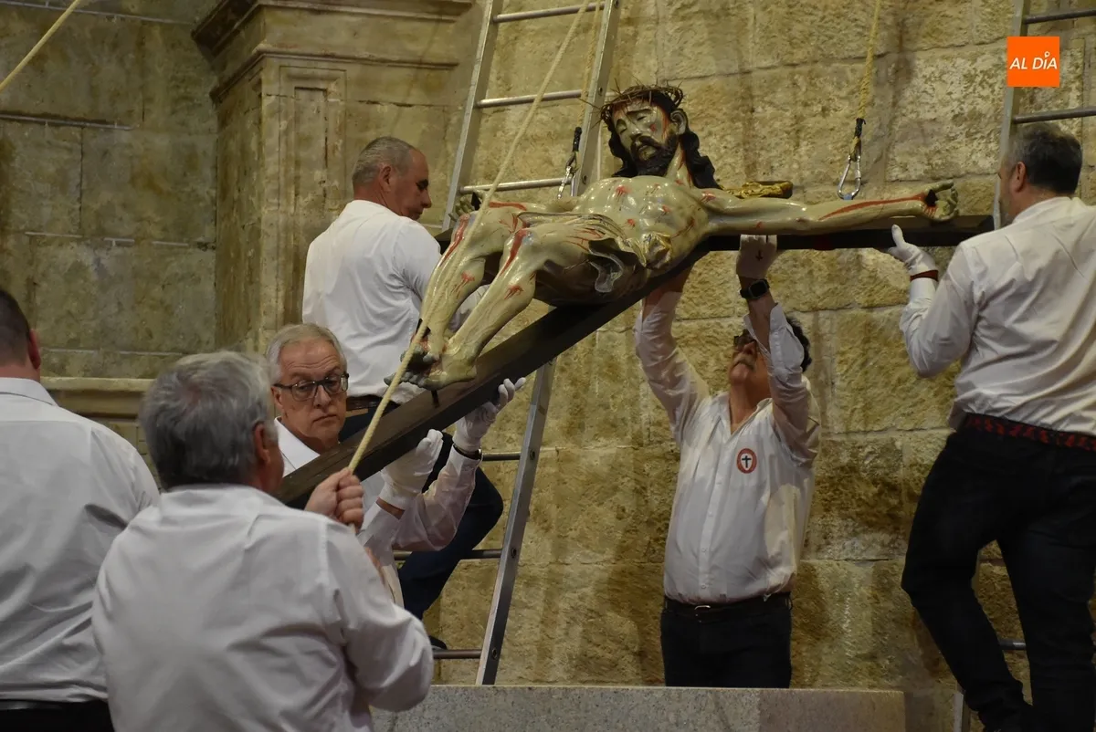 Foto 11 - El Cristo del Silencio protagoniza el cl&aacute;sico Besapi&eacute;s en su retorno a San Pedro-San Isidoro