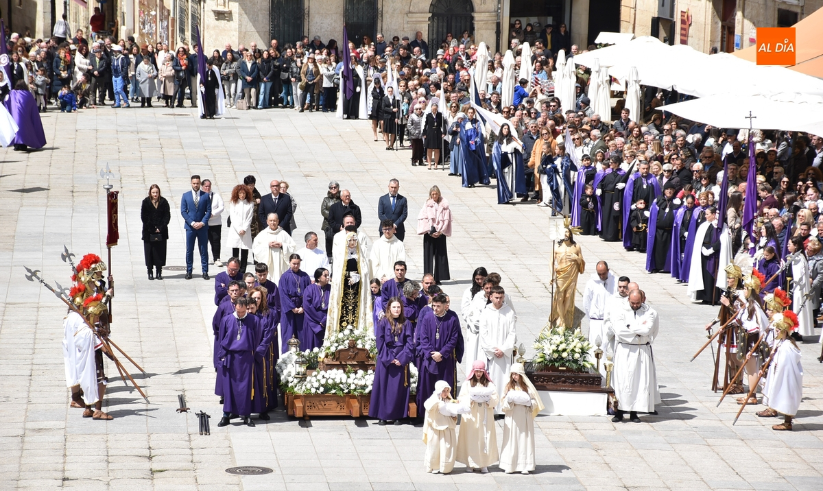 El Reloj Suelto se suma al triunfal encuentro en la abarrotada Plaza Mayor del Resucitado y La Dolorosa