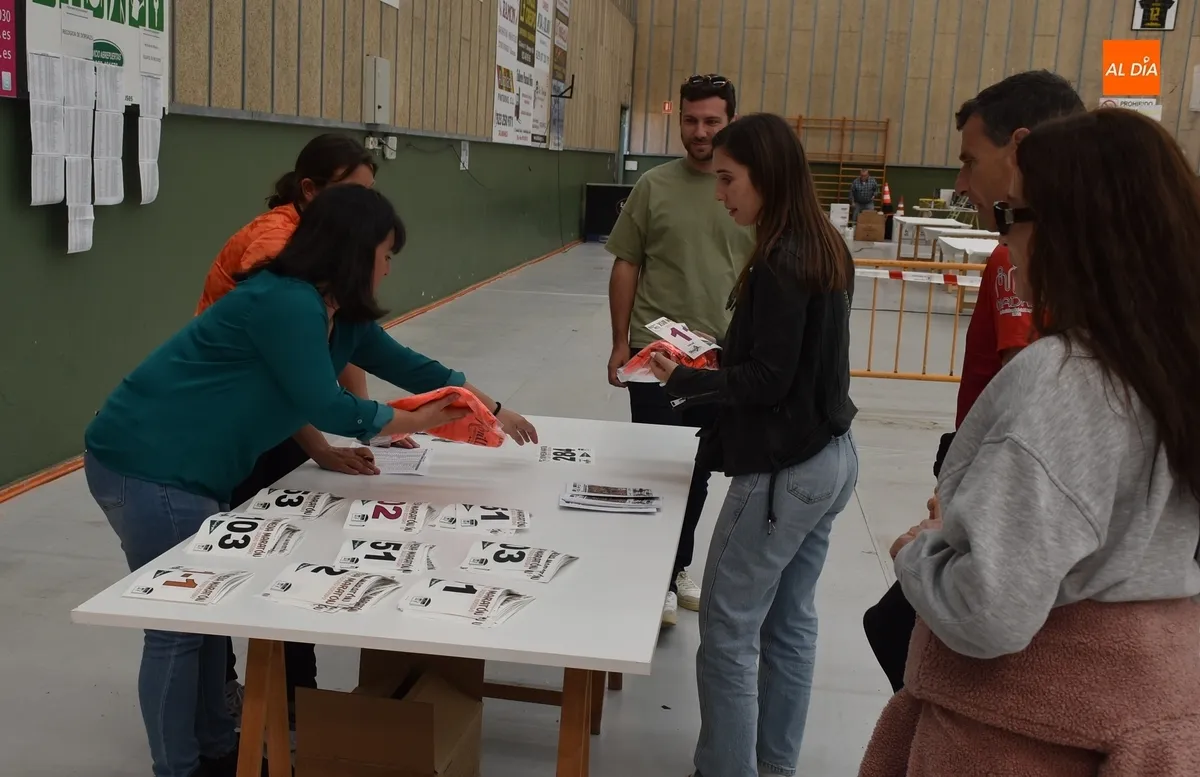 Foto 9 - Prosigue en Conde de Fox&aacute; el reparto de dorsales y camisetas para la Media Marat&oacute;n