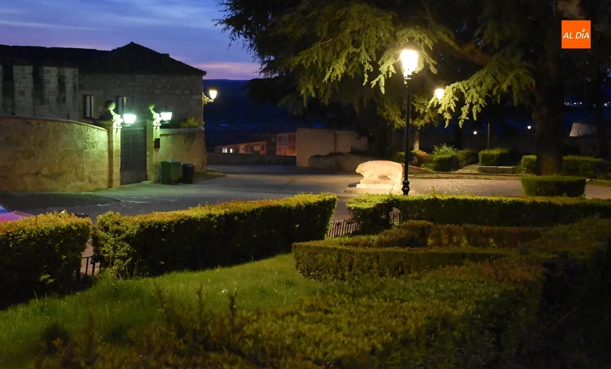 Foto 8 - El Verraco y toda la Plaza del Castillo abandonan la penumbra en la que se encontraban