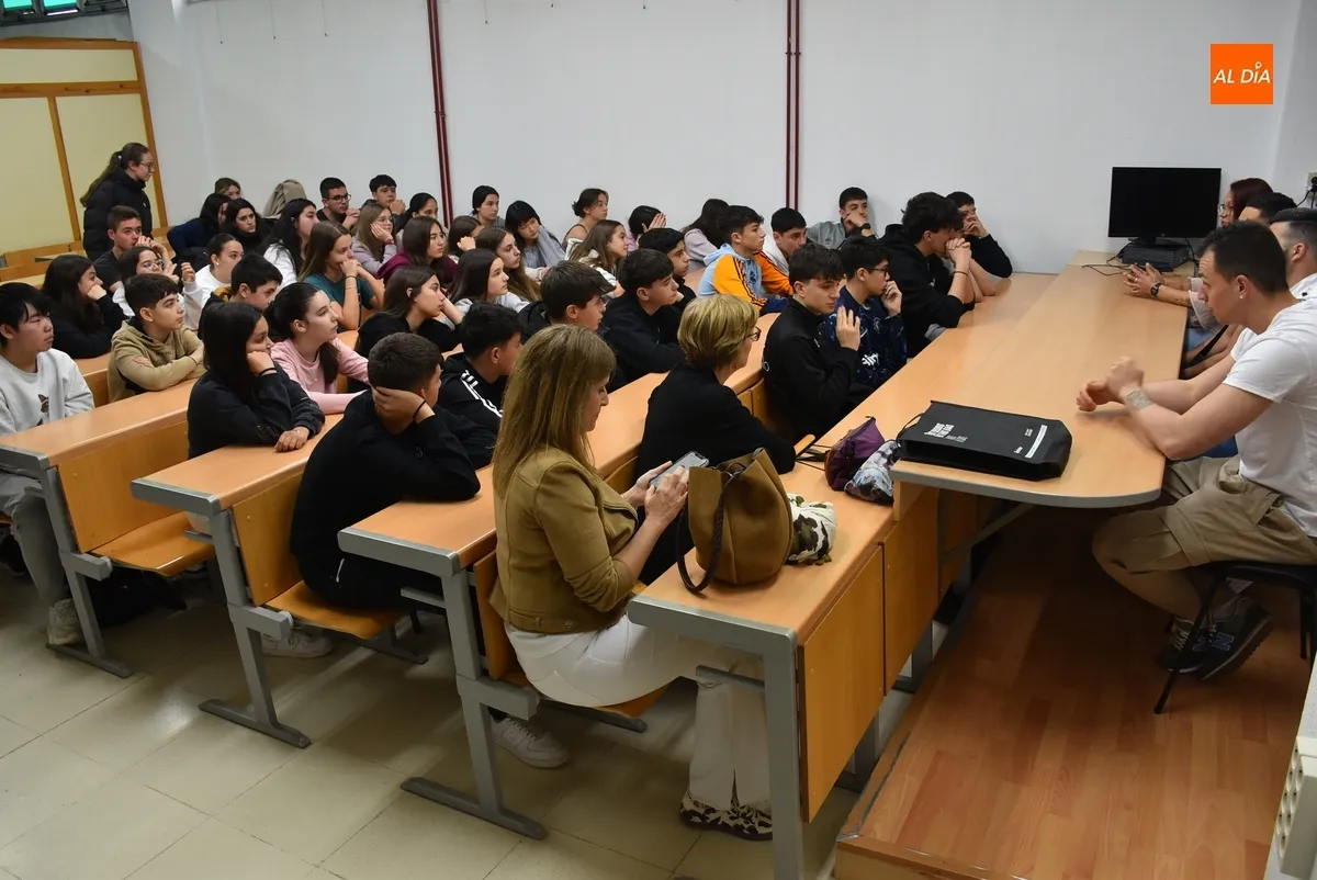 Foto 2 - Presos de Topas relatan su experiencia vital a alumnos del IES Tierra para que tomen conciencia