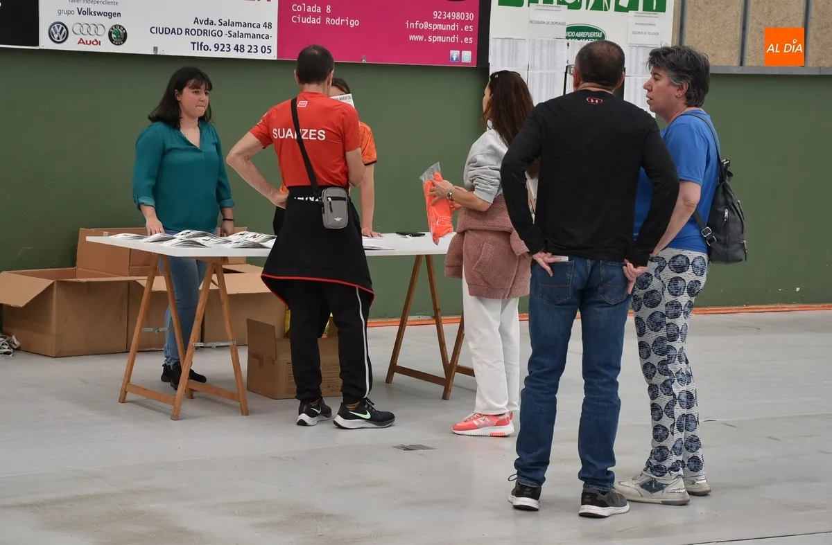 Foto 10 - Prosigue en Conde de Fox&aacute; el reparto de dorsales y camisetas para la Media Marat&oacute;n