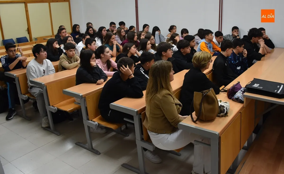 Foto 3 - Presos de Topas relatan su experiencia vital a alumnos del IES Tierra para que tomen conciencia