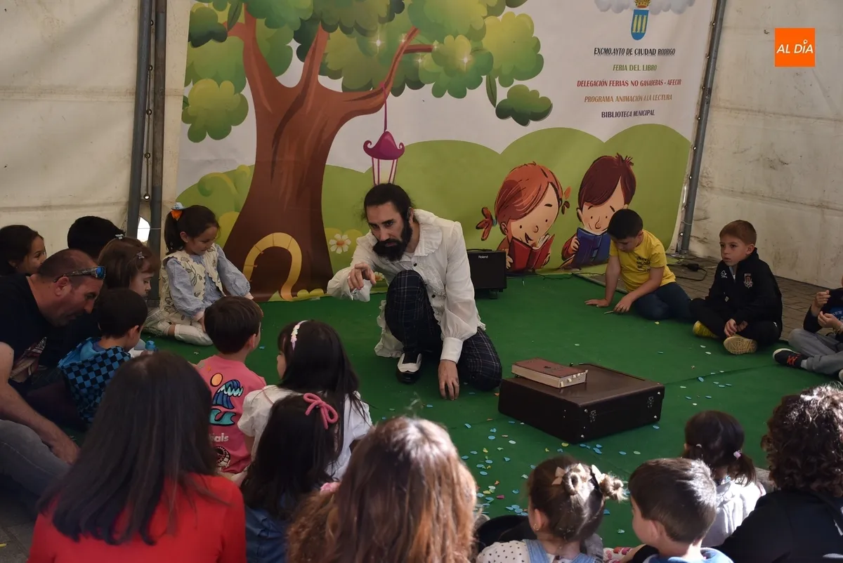 Foto 4 - Los autores asumen el protagonismo en la Feria del Libro Fernando Arrabal
