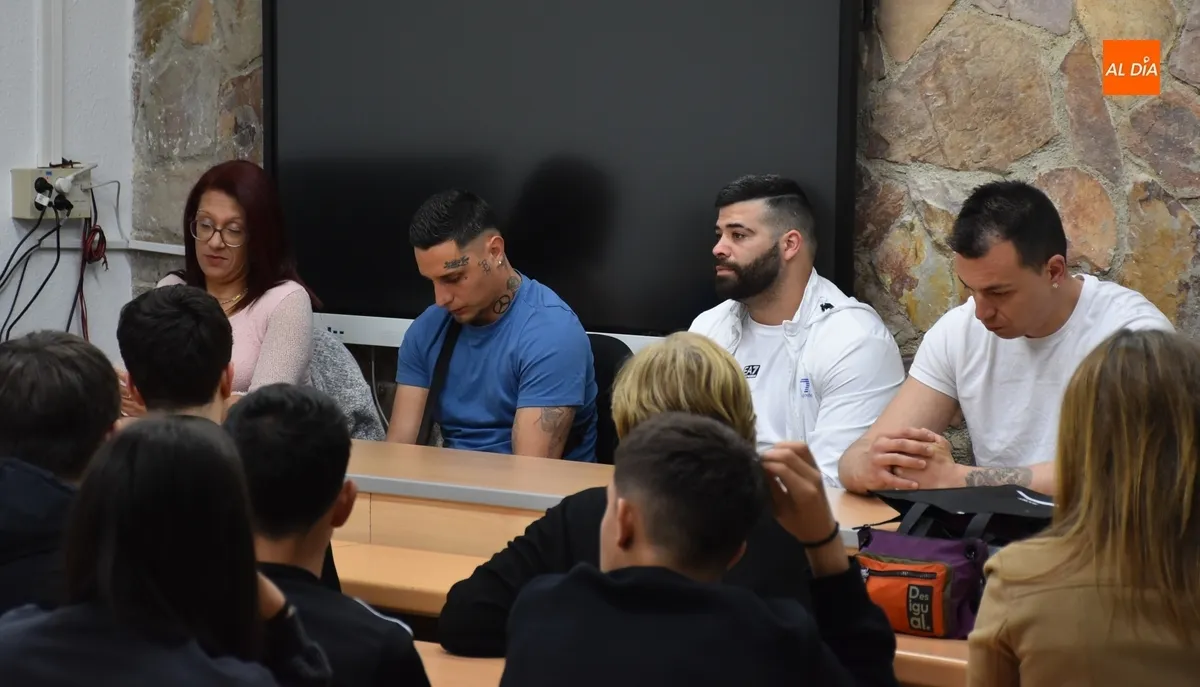 Foto 4 - Presos de Topas relatan su experiencia vital a alumnos del IES Tierra para que tomen conciencia