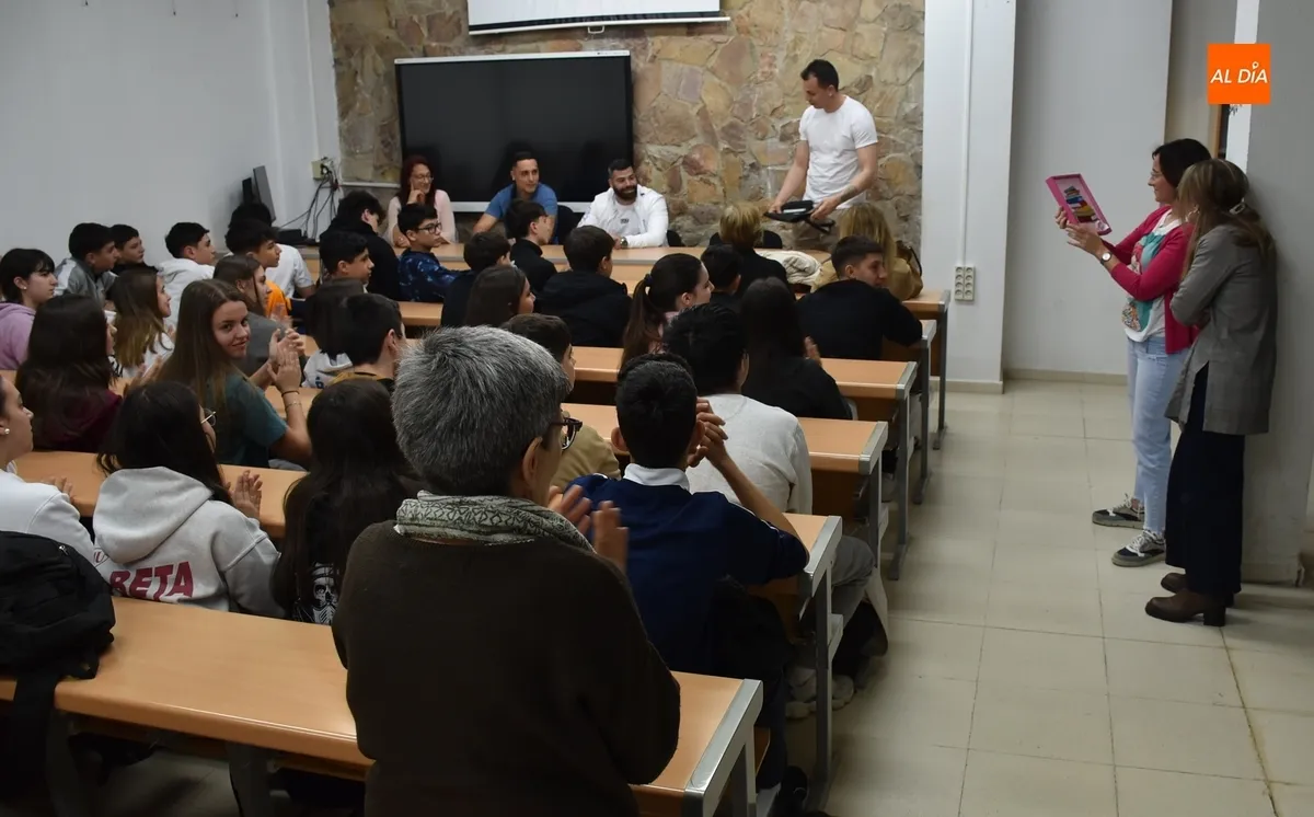 Foto 6 - Presos de Topas relatan su experiencia vital a alumnos del IES Tierra para que tomen conciencia