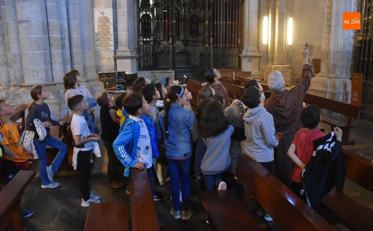 Foto 5 - Alumnos de San Francisco visitan la Catedral con el Santo que les da nombre como eje