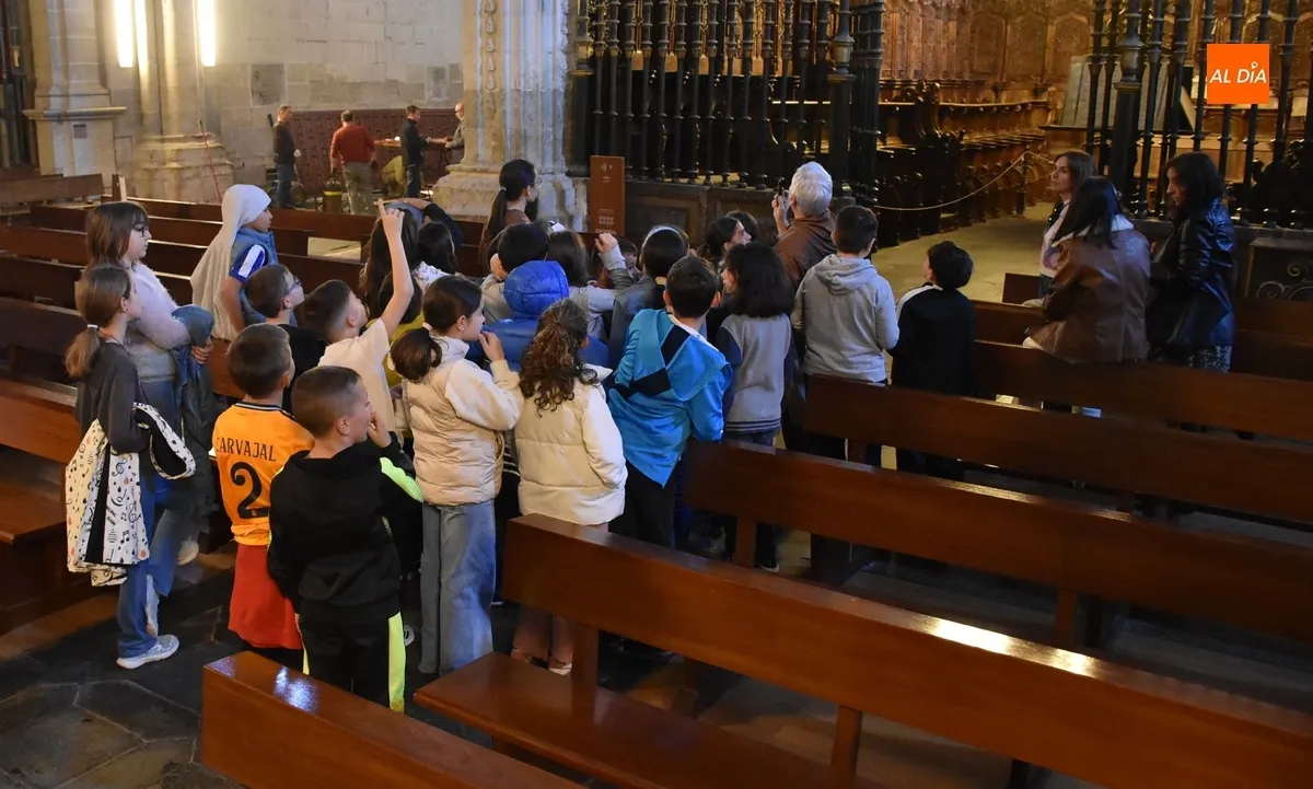 Foto 6 - Alumnos de San Francisco visitan la Catedral con el Santo que les da nombre como eje