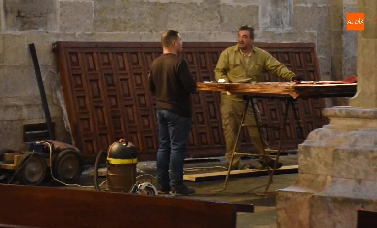 Foto 2 - A contrarreloj para tener lista la cancela de la Catedral para la Semana Santa