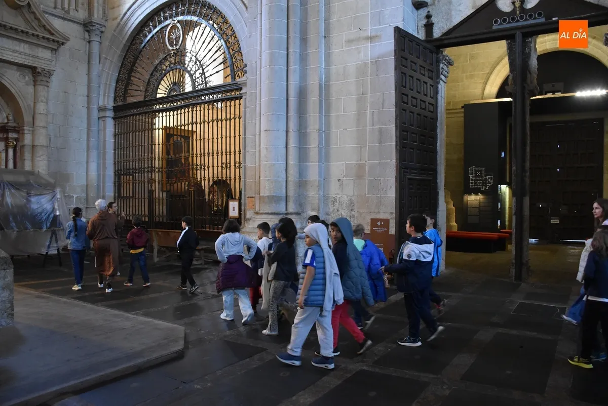 Foto 7 - Alumnos de San Francisco visitan la Catedral con el Santo que les da nombre como eje