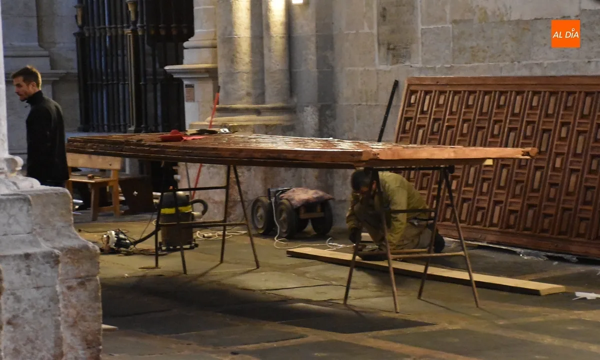 Foto 3 - A contrarreloj para tener lista la cancela de la Catedral para la Semana Santa