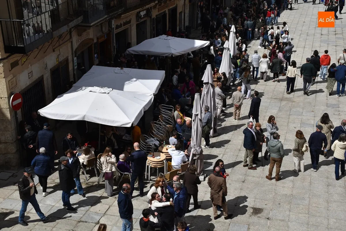Foto 7 - Hasta cenas al aire libre en el concurrid&iacute;simo Jueves Santo de Ciudad Rodrigo