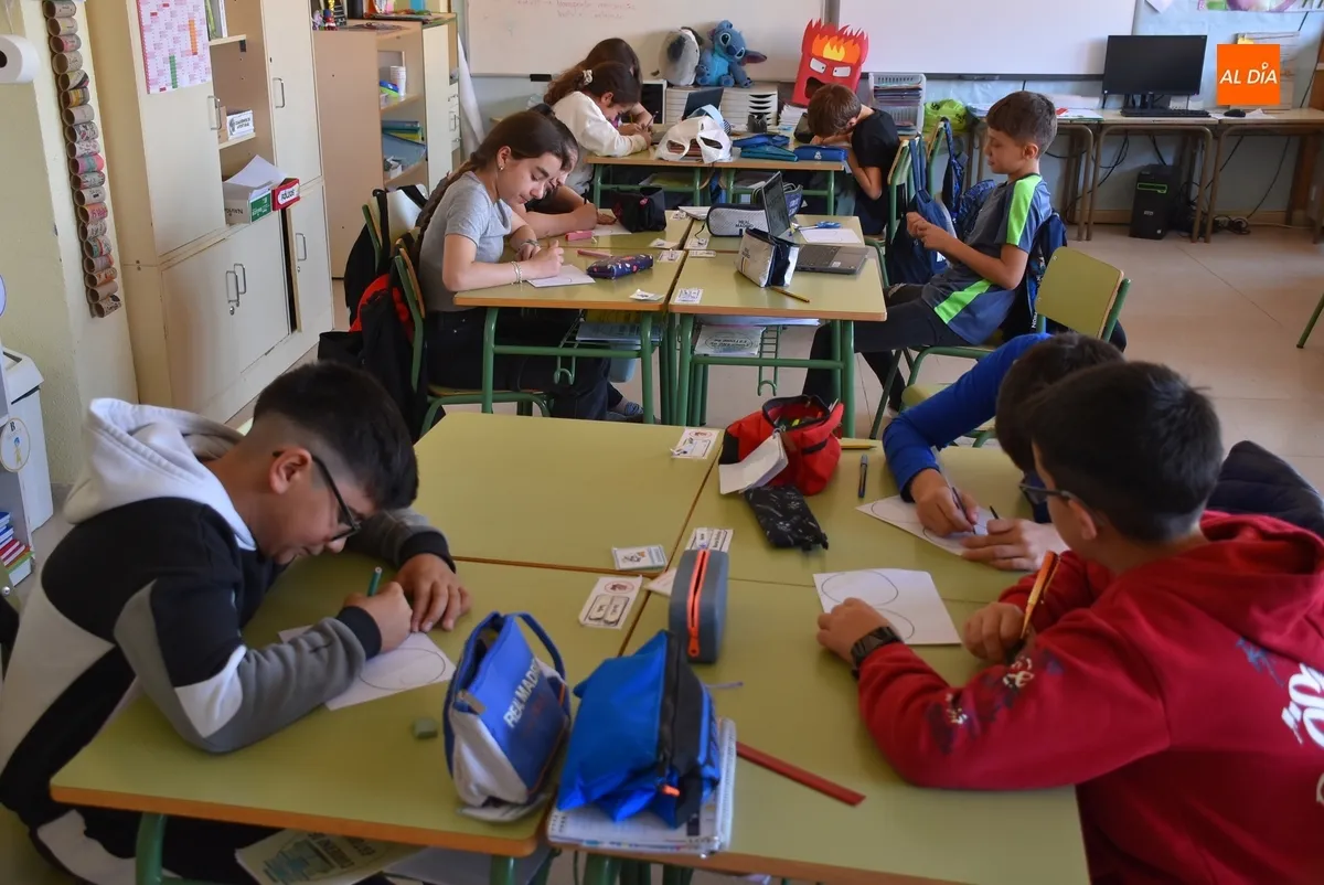Foto 6 - Los alumnos del Colegio Mir&oacute;briga crean taum&aacute;tropos dentro de sus Jornadas Culturales