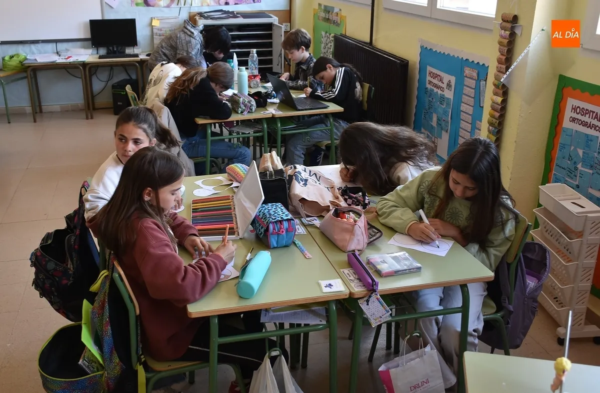 Foto 9 - Los alumnos del Colegio Mir&oacute;briga crean taum&aacute;tropos dentro de sus Jornadas Culturales