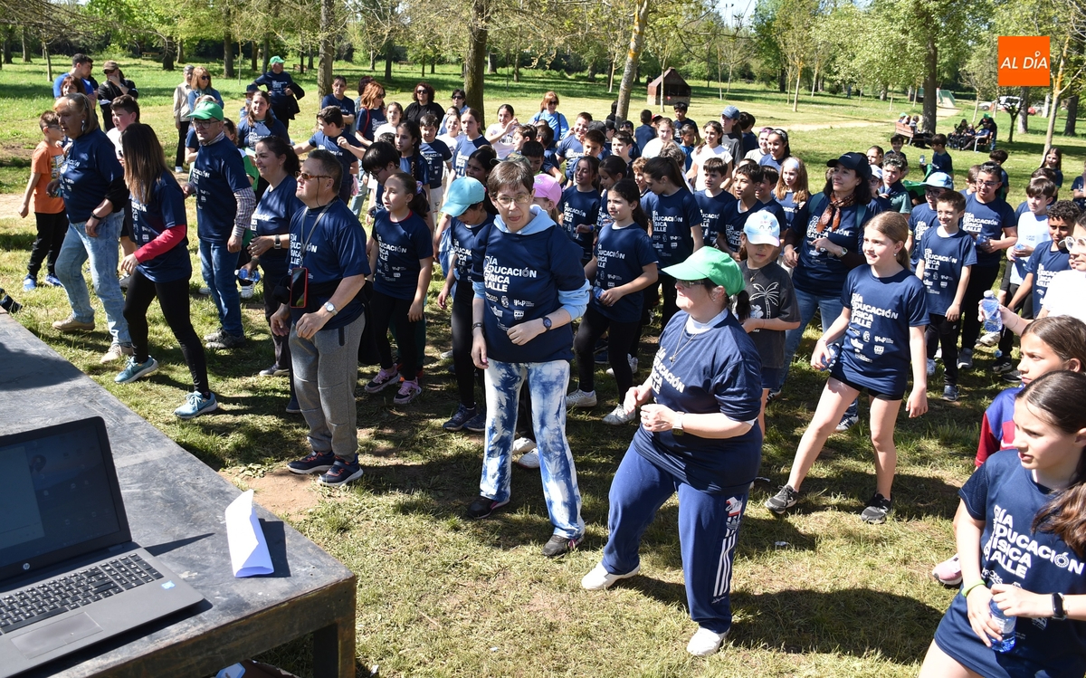 Casi 400 escolares celebran a orillas del río el Día de la Educación Física en la Calle