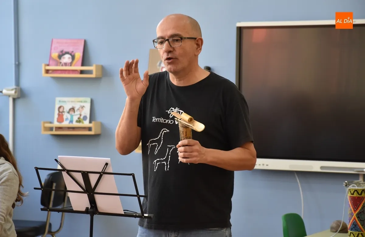 Foto 2 - Cantado el Himno del Colegio San Francisco en una ma&ntilde;ana repleta de juegos tradicionales