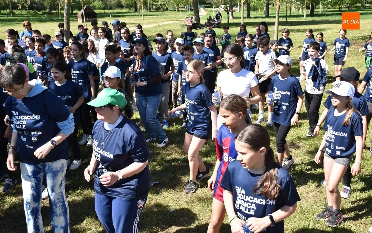 Foto 6 - Casi 400 escolares celebran a orillas del r&iacute;o el D&iacute;a de la Educaci&oacute;n F&iacute;sica en la Calle