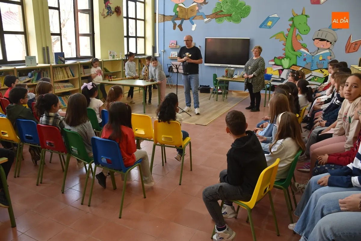 Foto 3 - Cantado el Himno del Colegio San Francisco en una ma&ntilde;ana repleta de juegos tradicionales