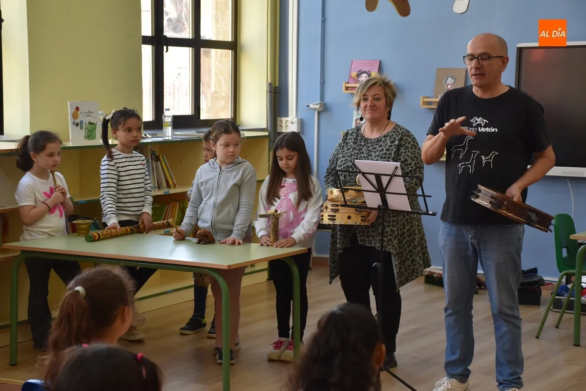 Foto 4 - Cantado el Himno del Colegio San Francisco en una ma&ntilde;ana repleta de juegos tradicionales