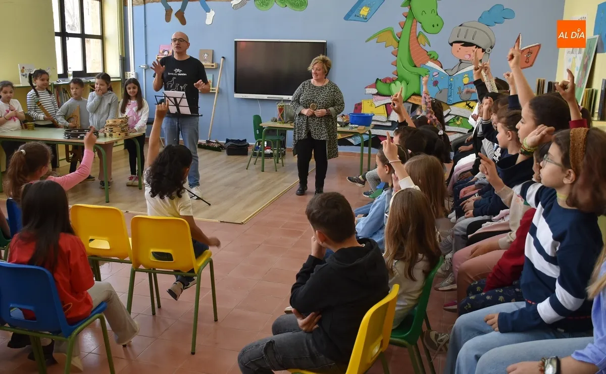 Foto 5 - Cantado el Himno del Colegio San Francisco en una ma&ntilde;ana repleta de juegos tradicionales