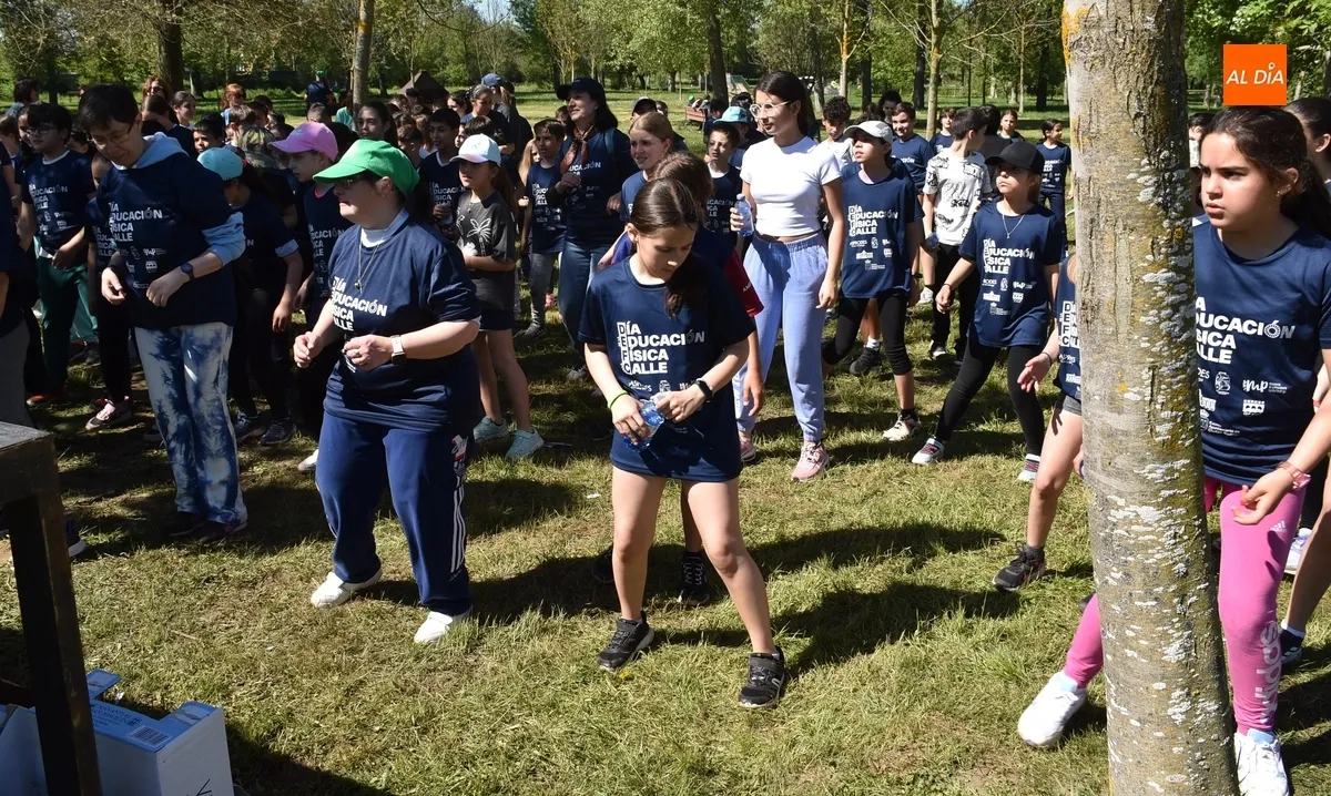 Foto 10 - Casi 400 escolares celebran a orillas del r&iacute;o el D&iacute;a de la Educaci&oacute;n F&iacute;sica en la Calle